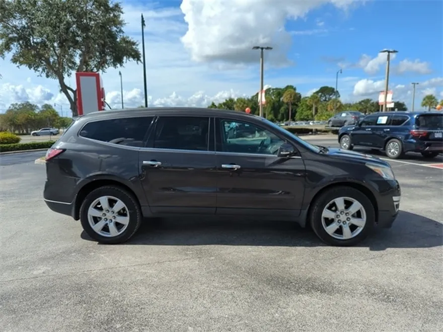 2017 Chevrolet Traverse 1LT photo 1