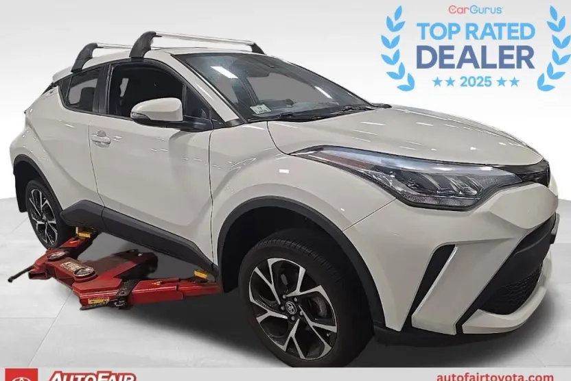 2020 Toyota C-HR XLE photo 1
