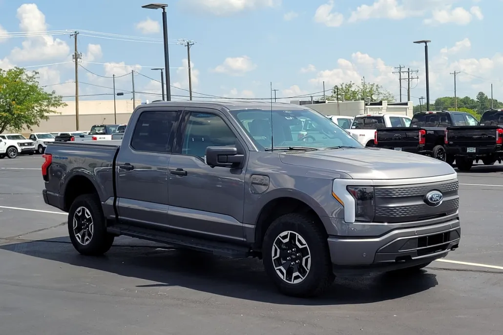 2022 Ford F-150 Lightning XLT photo 1