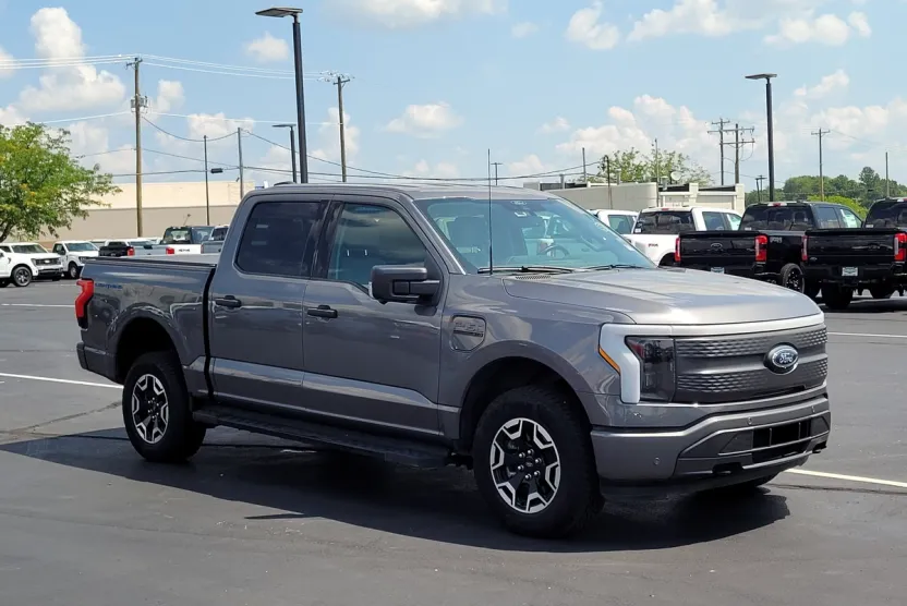 2022 Ford F-150 Lightning XLT photo 1