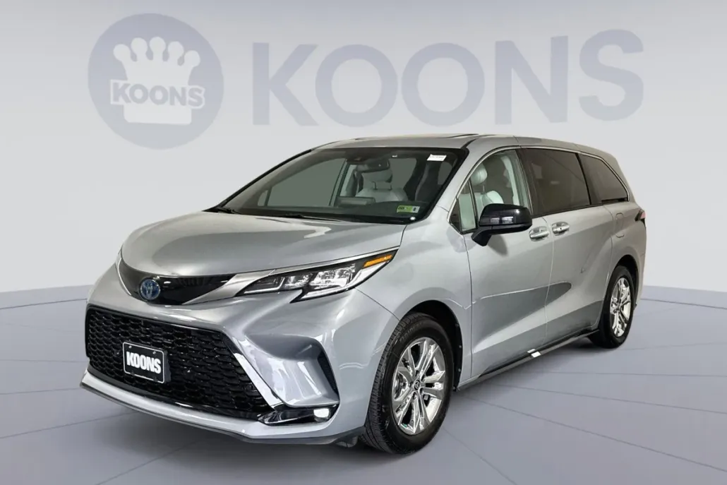 2023 Toyota Sienna XSE photo 1