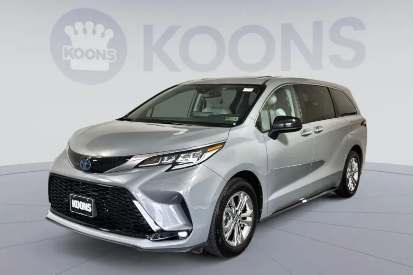 2023 Toyota Sienna XSE photo 1