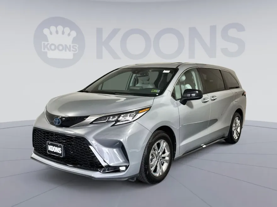2023 Toyota Sienna XSE photo 1