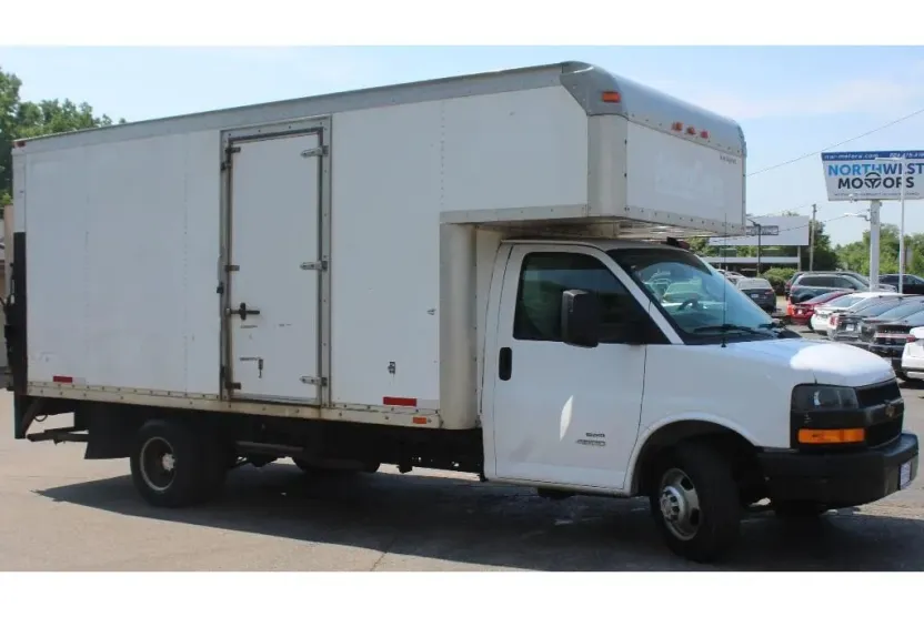 2018 Chevrolet Express 2500 Passenger LS Van photo 1