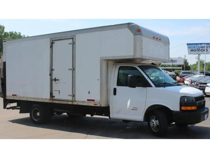 2018 Chevrolet Express 2500 Passenger LS Van photo 1