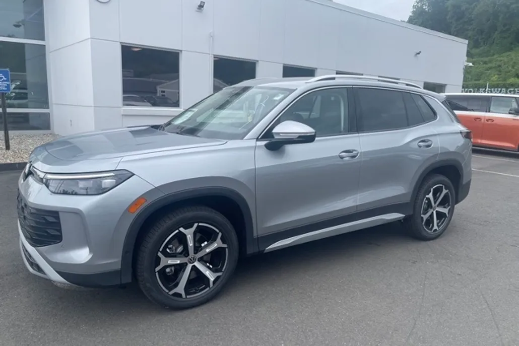 2025 Volkswagen Tiguan SE photo 1