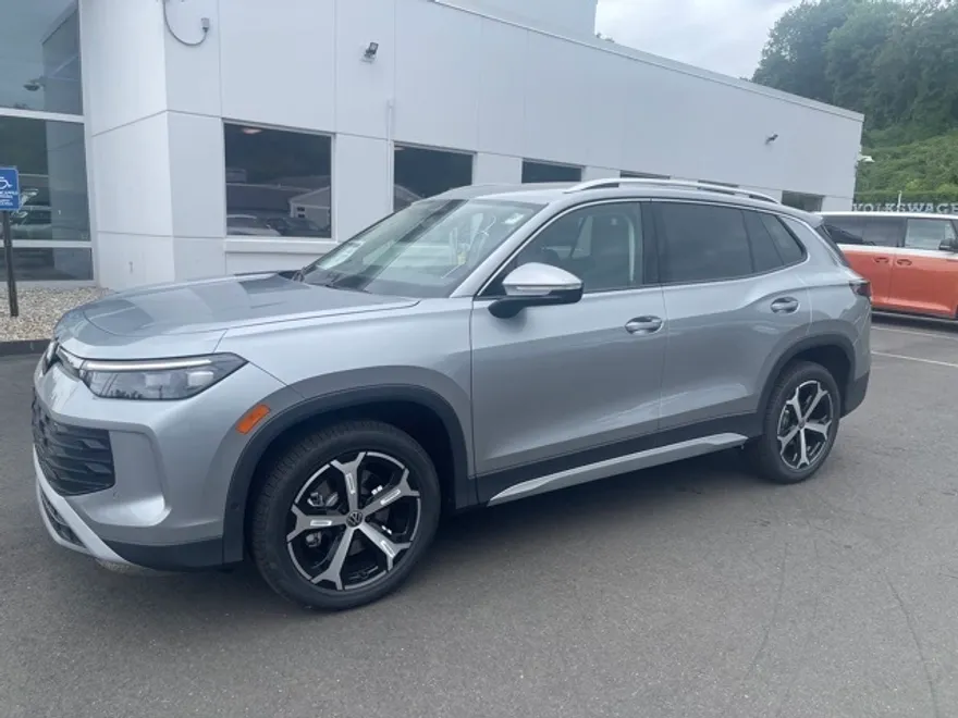 2025 Volkswagen Tiguan SE photo 1