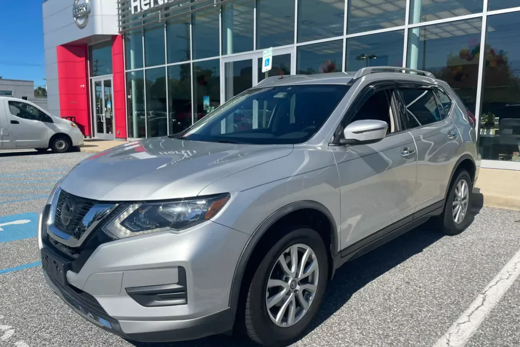 2020 Nissan Rogue SV photo 1