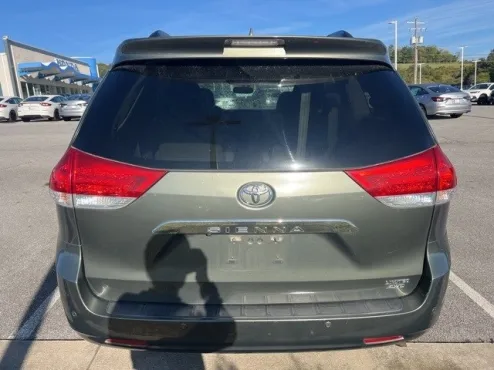 2013 Toyota Sienna Platinum photo 4