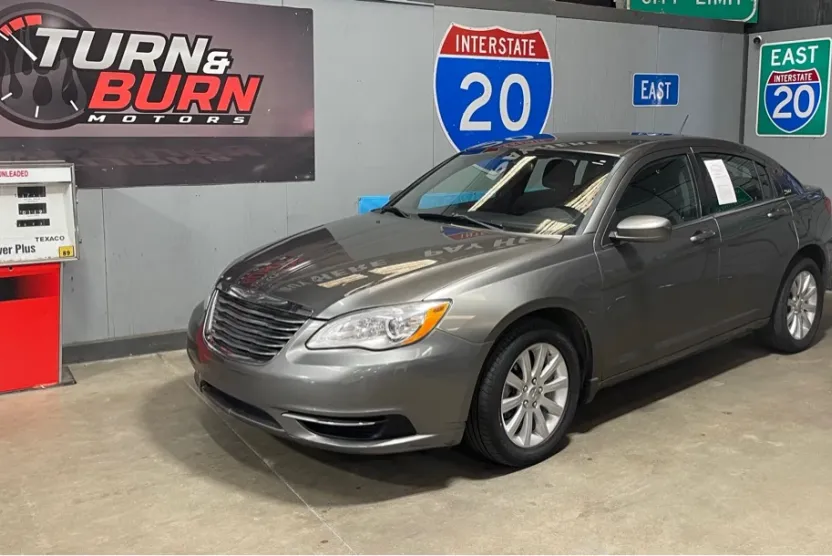 2013 Chrysler 200 Touring photo 1
