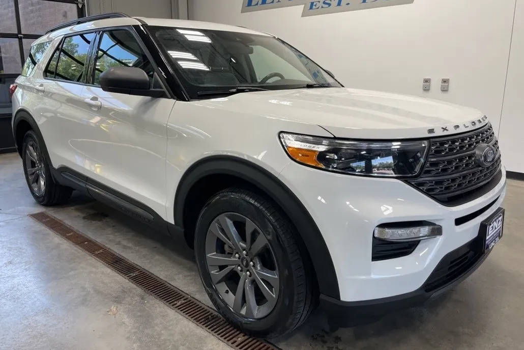 2021 Ford Explorer XLT photo 1
