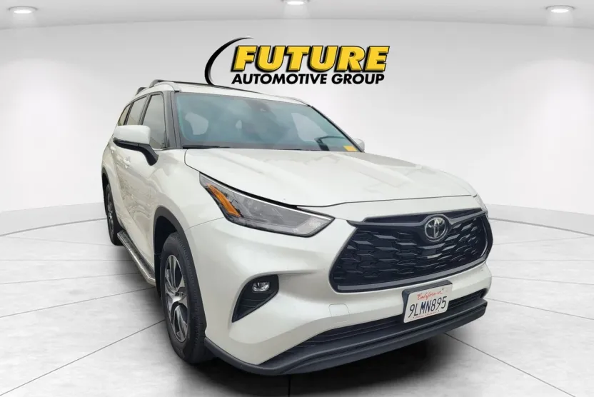 2024 Toyota Highlander XLE photo 1