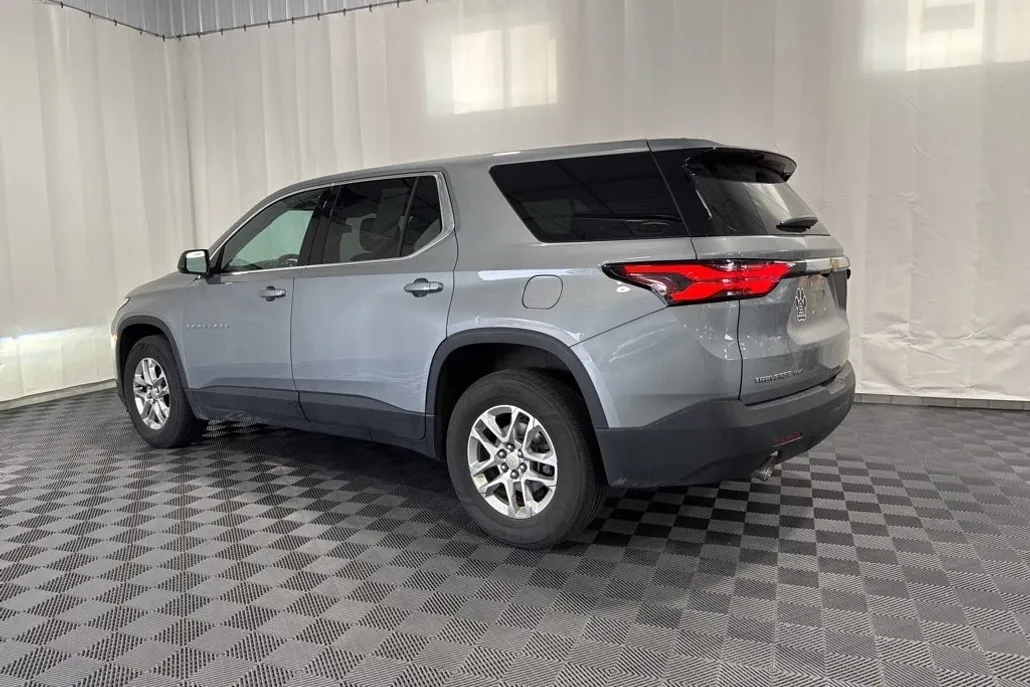 2023 Chevrolet Traverse LS photo 1