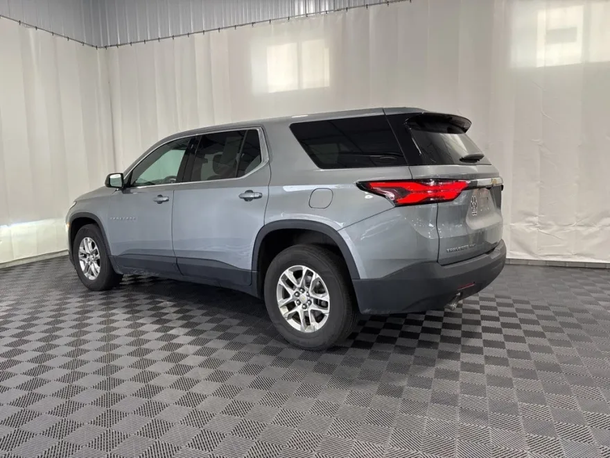 2023 Chevrolet Traverse LS photo 1