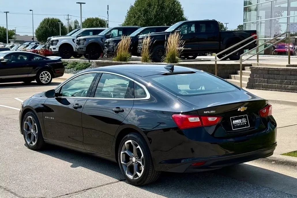 2024 Chevrolet Malibu 1LT photo 1