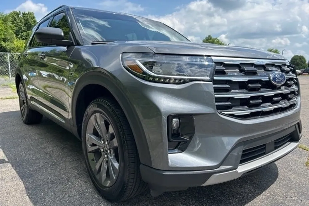 2025 Ford Explorer photo 1
