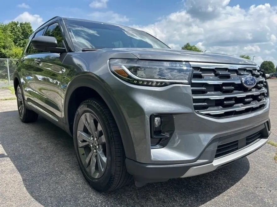 2025 Ford Explorer photo 1