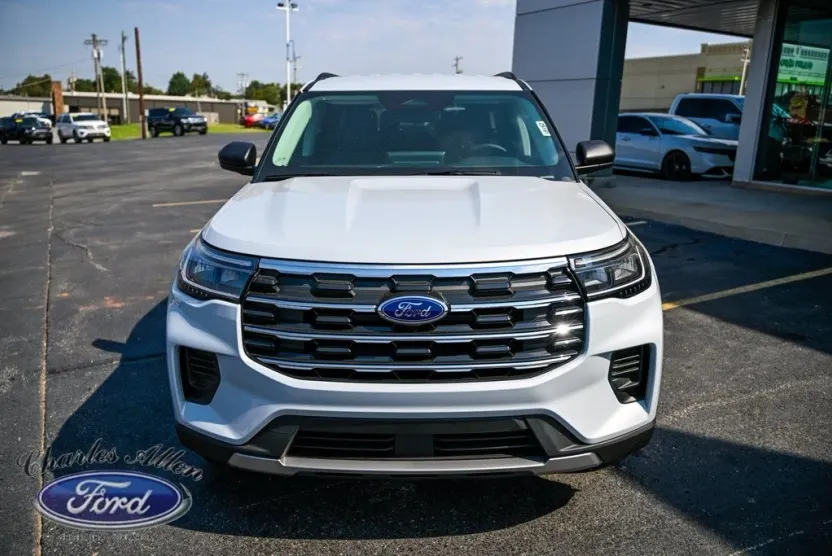 2025 Ford Explorer photo 1