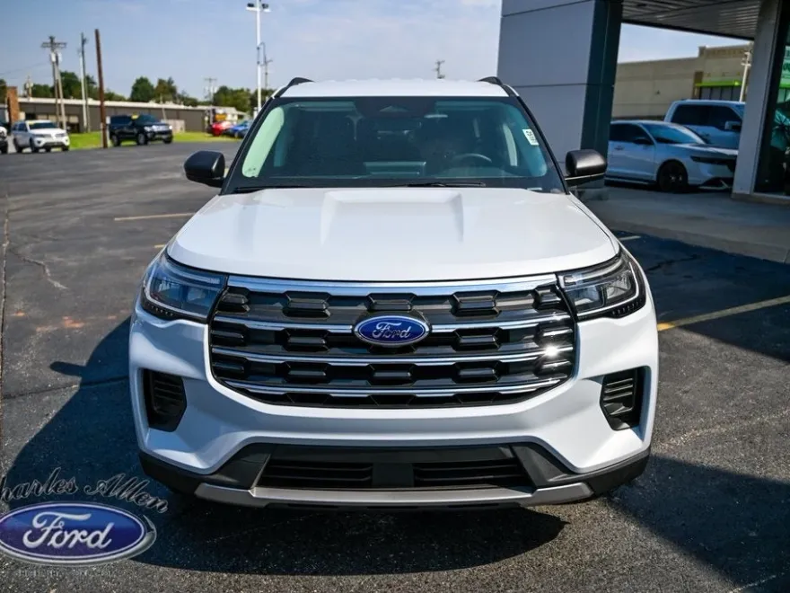 2025 Ford Explorer photo 1