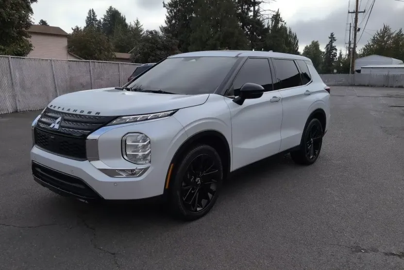 2022 Mitsubishi Outlander SE Launch Edition photo 1