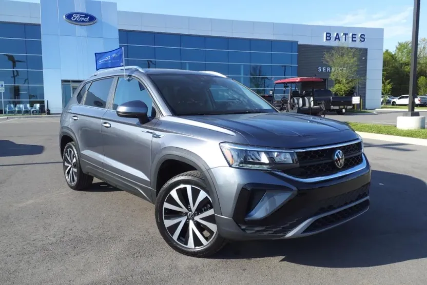 2024 Volkswagen Taos SE photo 1