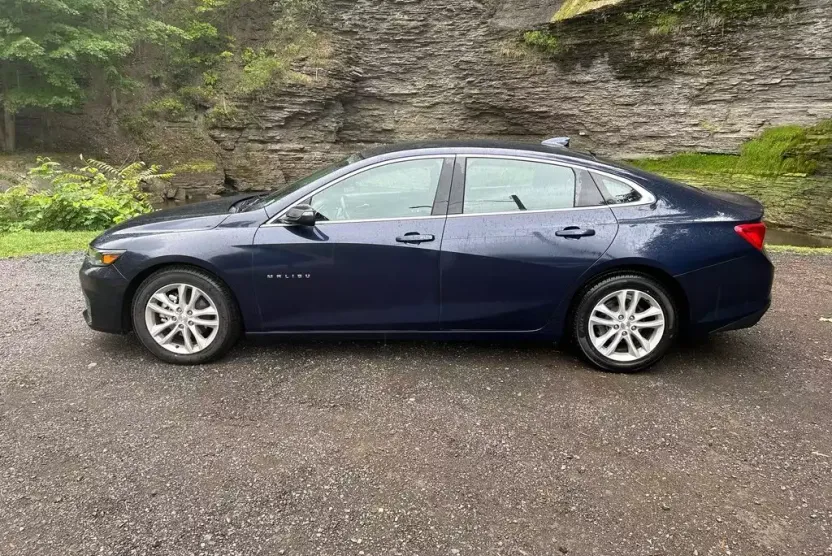 2018 Chevrolet Malibu 1LT photo 1