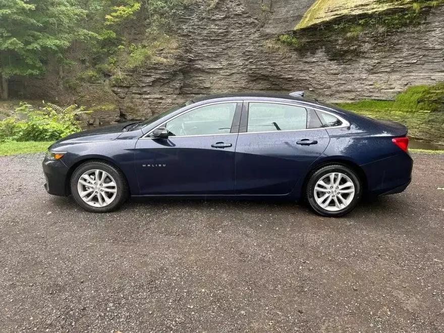 2018 Chevrolet Malibu 1LT photo 1