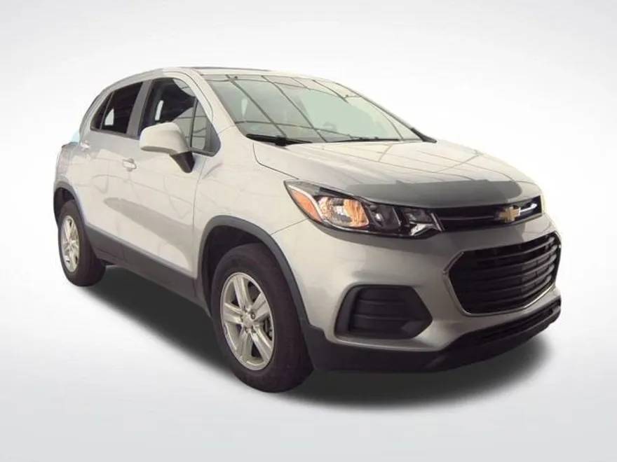 2022 Chevrolet Trax LS photo 1