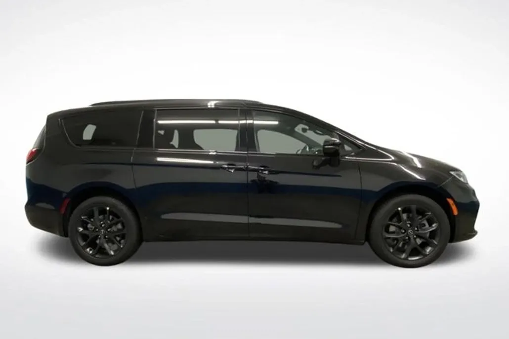 2026 Chrysler Pacifica photo 1