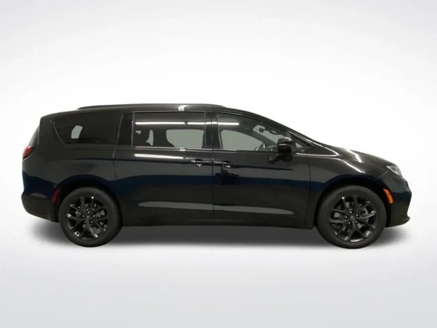 2026 Chrysler Pacifica photo 1