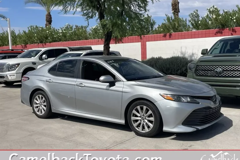 2019 Toyota Camry LE photo 1