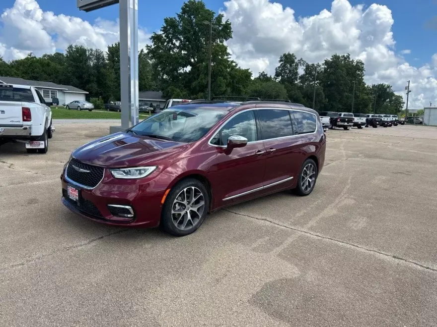 2022 Chrysler Pacifica Limited photo 1