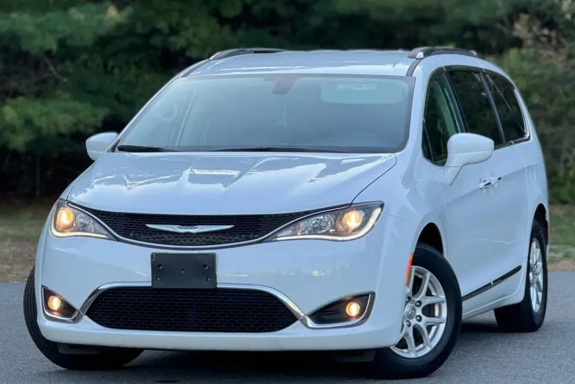 2020 Chrysler Pacifica Touring L photo 1