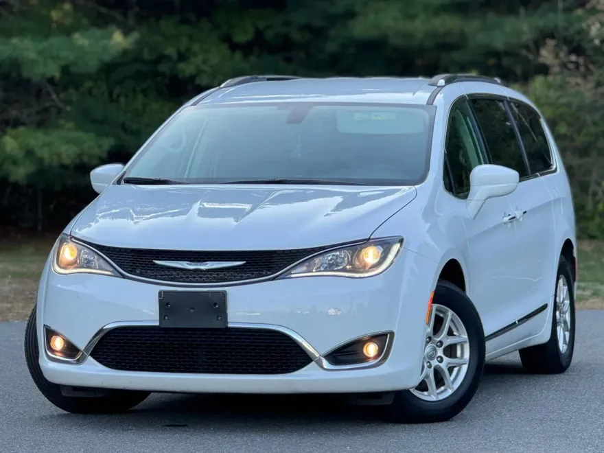 2020 Chrysler Pacifica Touring L photo 1