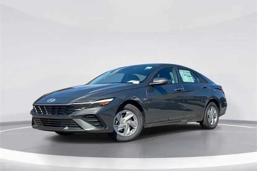 2025 Hyundai Elantra SE photo 1