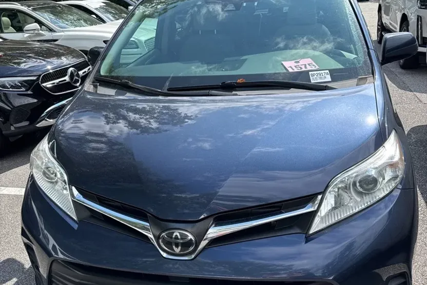 2020 Toyota Sienna LE photo 1