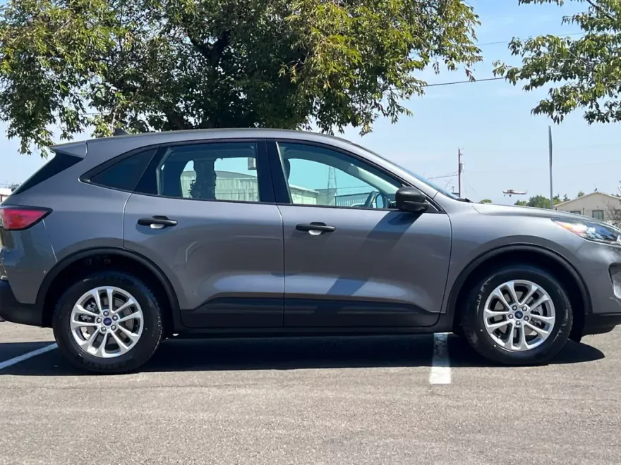 2022 Ford Escape S photo 1