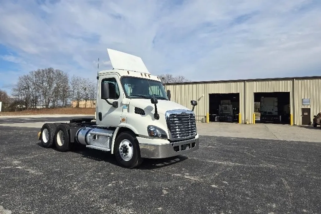 2019 Freightliner Cascadia 113" sleeper cab photo 1