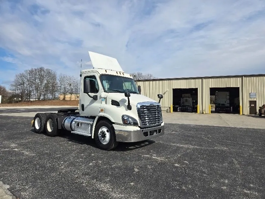 2019 Freightliner Cascadia 113" sleeper cab photo 1