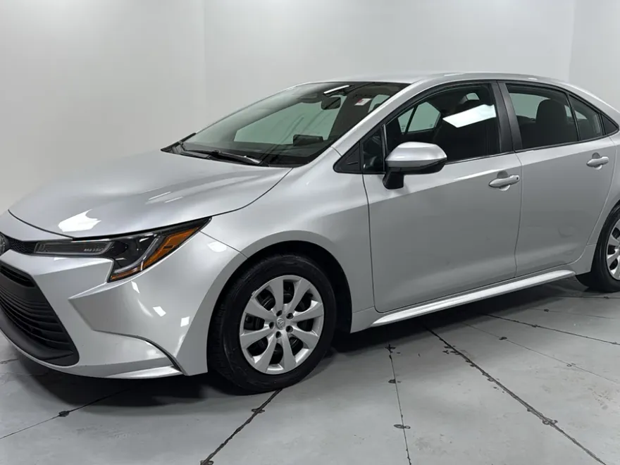 2024 Toyota Corolla LE photo 1