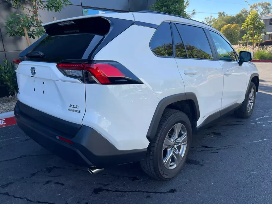 2024 Toyota RAV4 Hybrid XLE photo 1