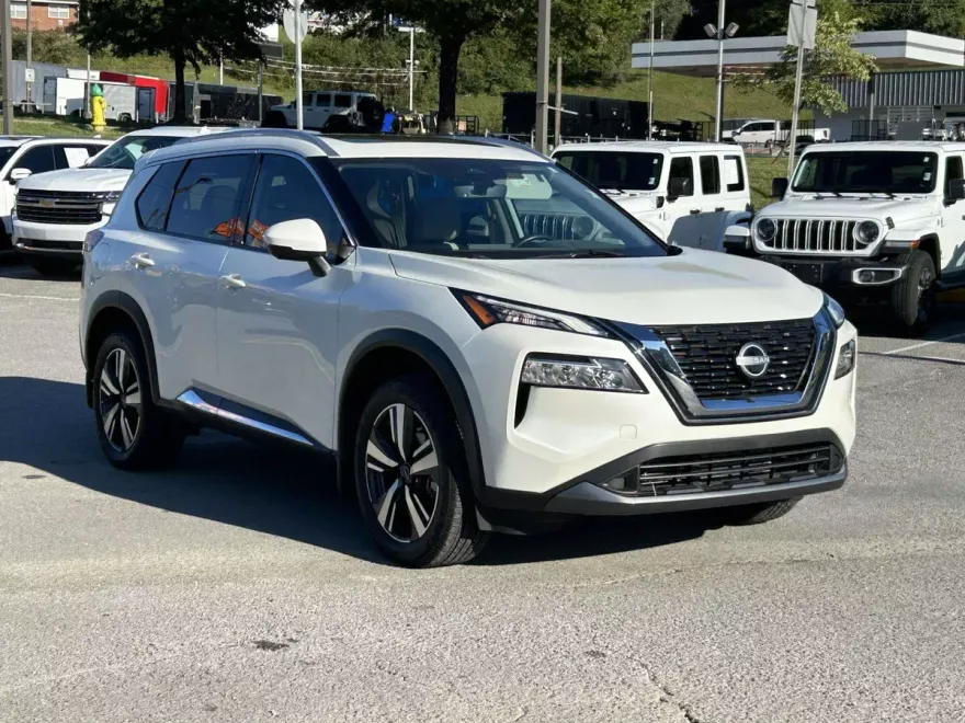 2023 Nissan Rogue SL photo 1