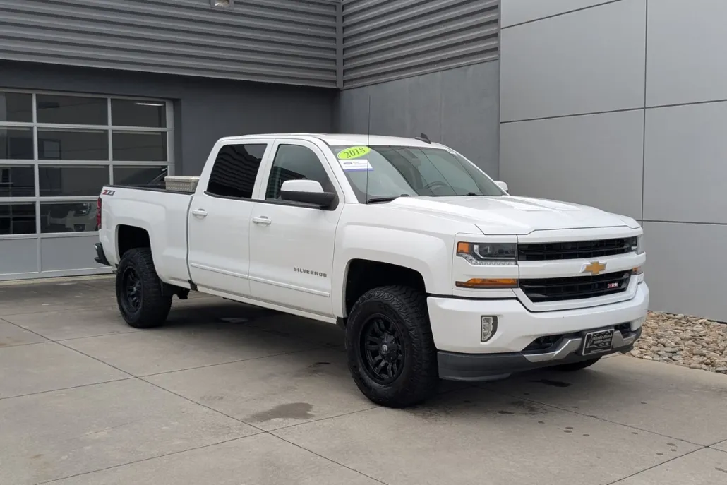 2018 Chevrolet Silverado LT photo 1