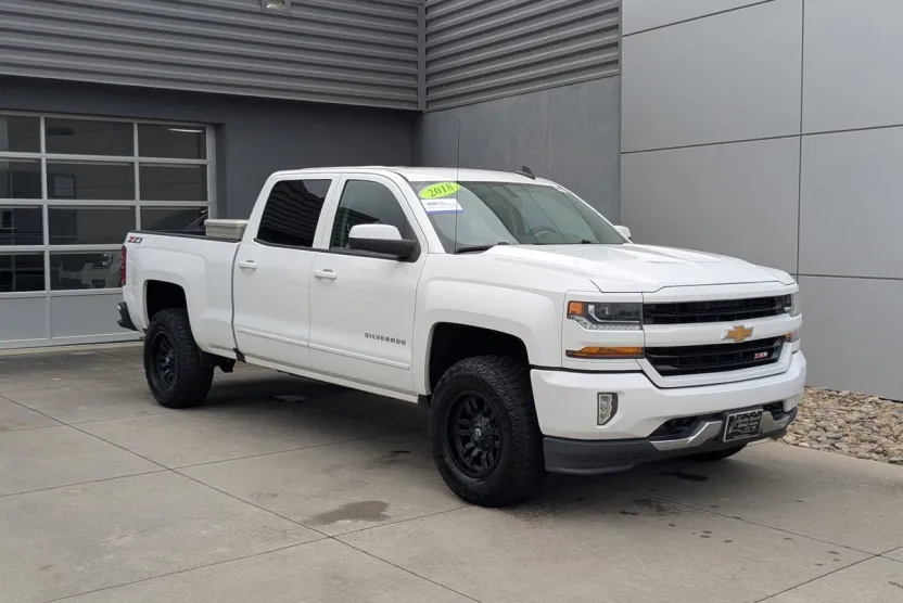 2018 Chevrolet Silverado LT photo 1