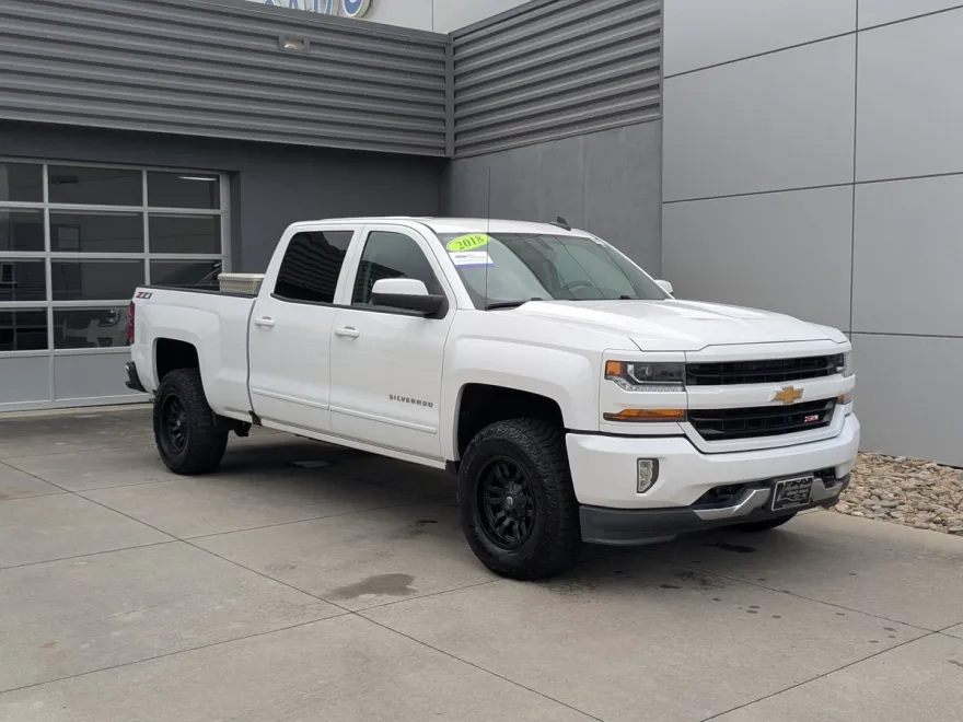 2018 Chevrolet Silverado LT photo 1