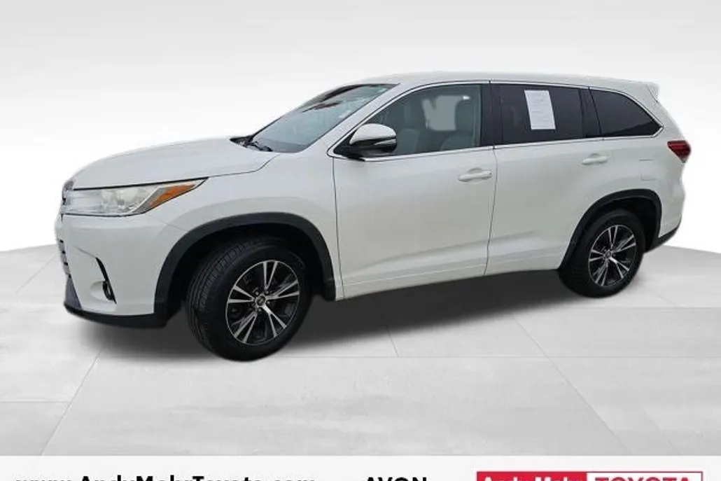 2017 Toyota Highlander LE Plus photo 1