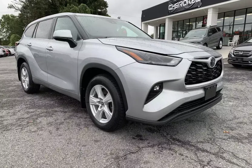2024 Toyota Highlander XLE photo 1