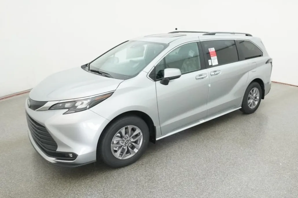 2025 Toyota Sienna XLE photo 1