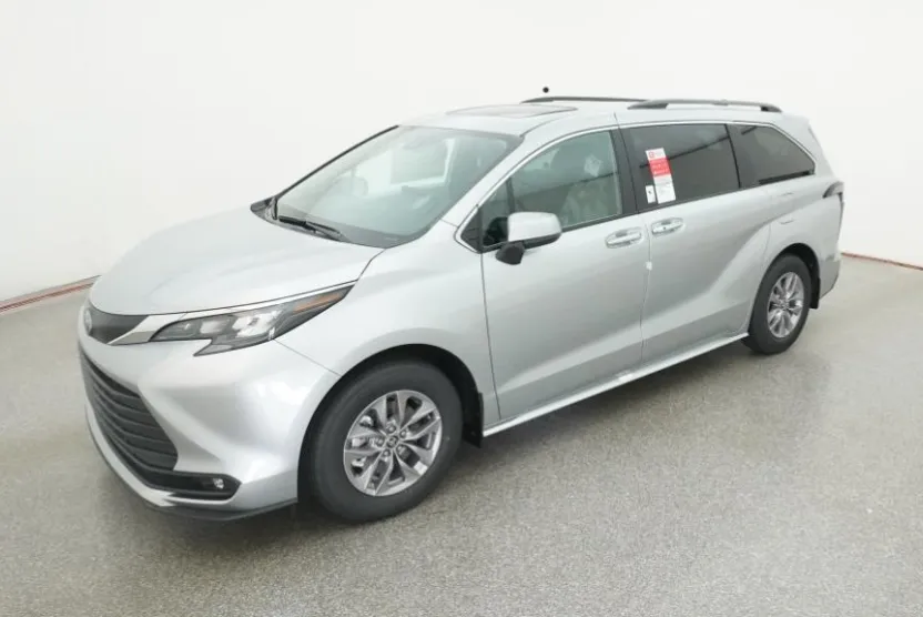 2025 Toyota Sienna XLE photo 1