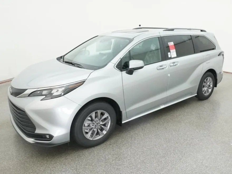 2025 Toyota Sienna XLE photo 1